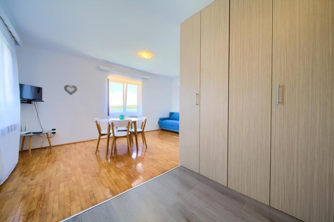 Apartments Dundo Njivice Exterior photo