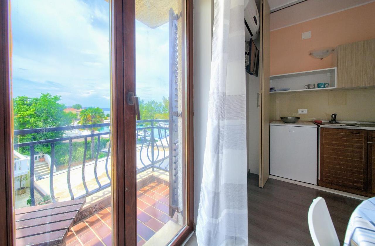 Apartments Dundo Njivice Exterior photo